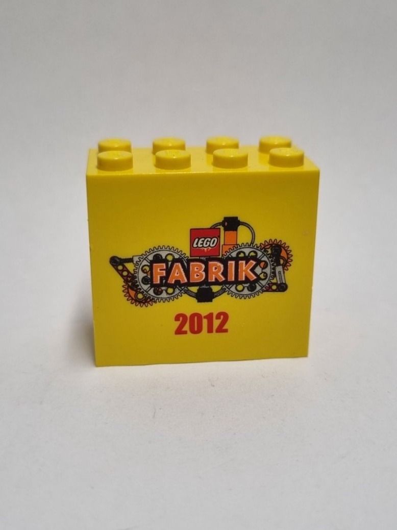 Lego Kit di costruzioni: LEGO 30144pb115 Brick 2x4x3 with LEGO Fabrik 2012 Pattern – Usato da Basadingen venduto da NekoBricks