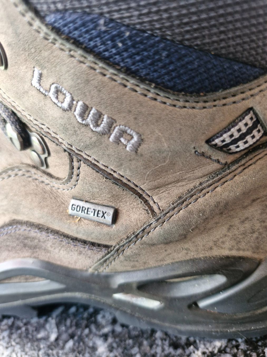Lowa Damenschuhe: Wanderschuhe – Gebraucht aus Aefligen von Dummel 1