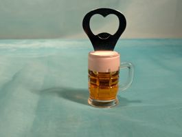 Gefülltes Bierglas, Flaschenöffner und Magnet