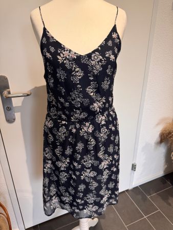 Leichtes Sommerkleid mit Blumenmuster von Vero Moda Gr. XS