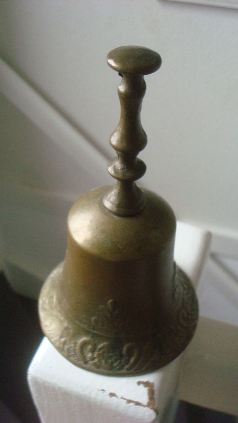 Alle Dekorationen: Alte Tischglocke Messing 14 x 9 cm – Gebraucht aus Münchenstein von Pesci6