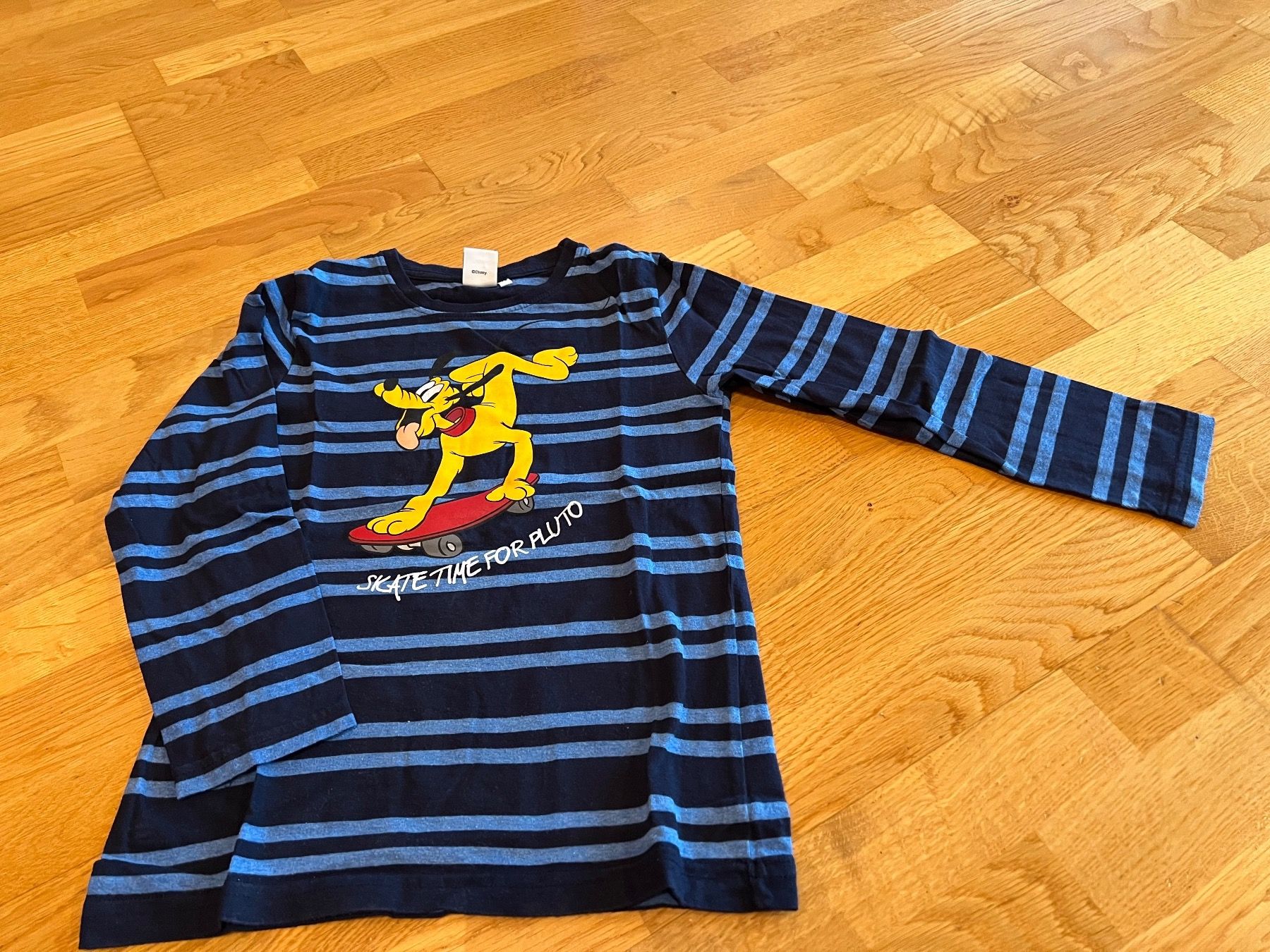 Pullover & Sweatshirts: Sweatshirt Gr. 128, neuwertig – Gebraucht aus Wallisellen von Kaktus8304