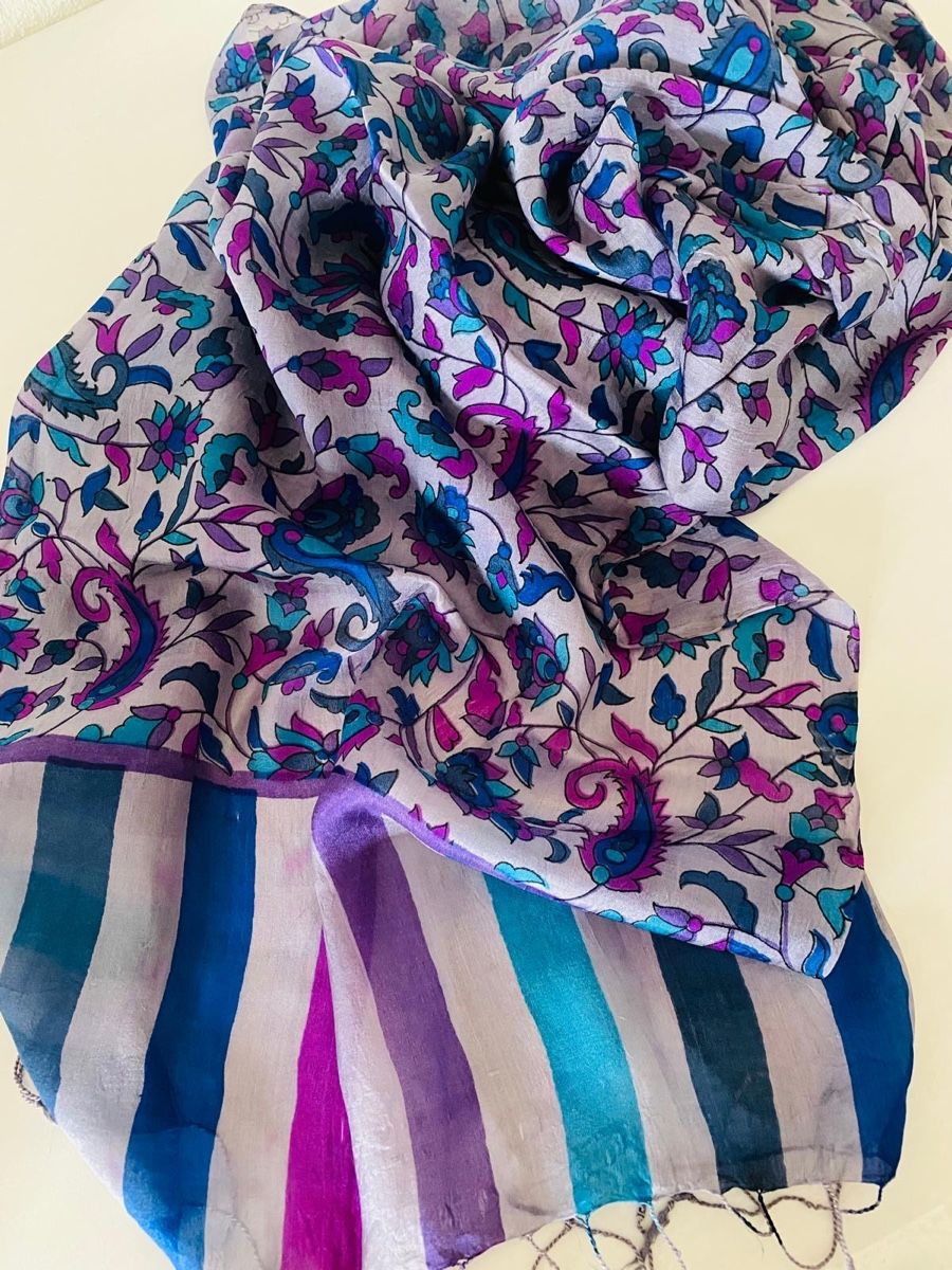 Foulards, Tücher & Schals: Schal Tuch lilafarbene Musterung  – Gebraucht aus Oberglatt ZH von jul_nhy7