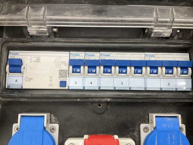 Elettrotecnica: Schlagfester Starkstromverteiler 32A CEE Stecker & Dosen – Usato da Wängi venduto da Thurgauer98 5