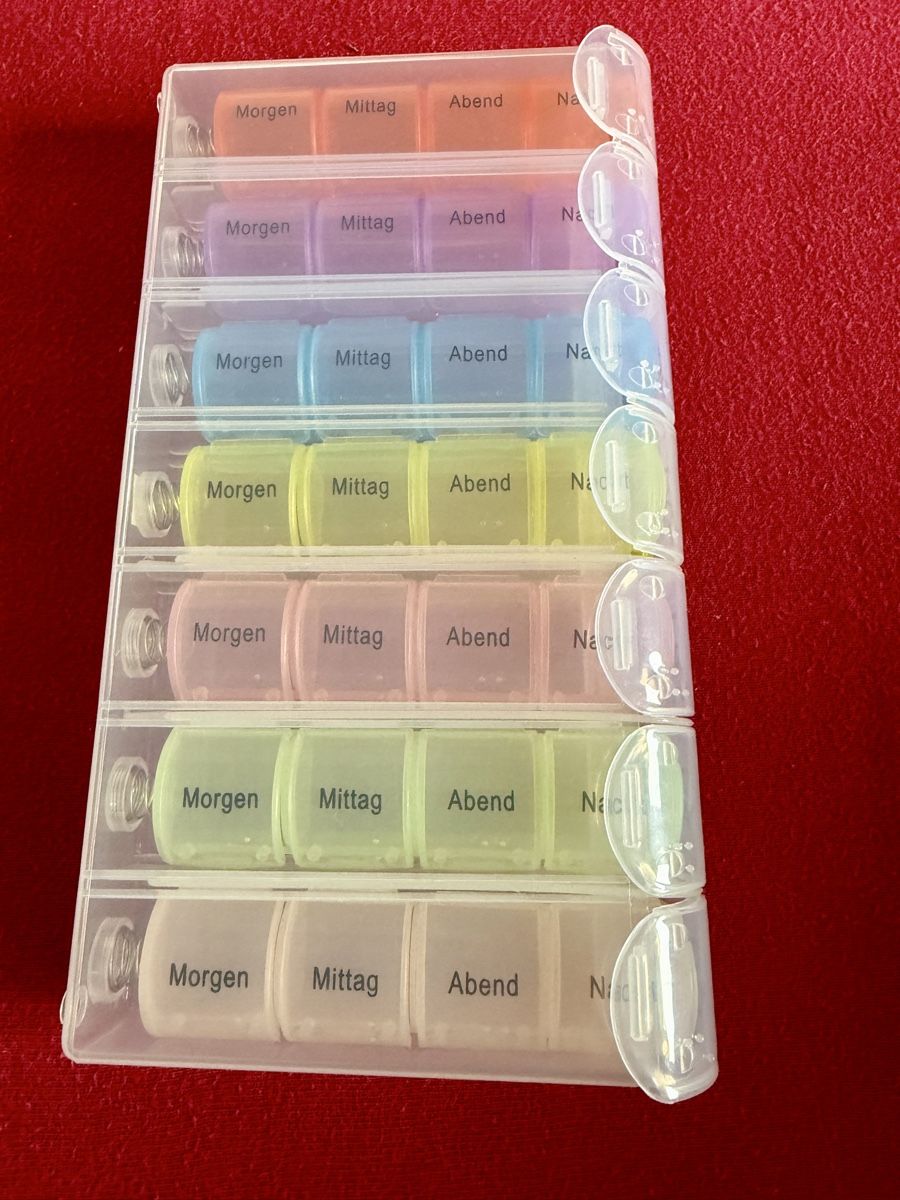Contenitori & Simili: Tablettenbox 7 Tage bunt mit 4 Fächern pro Tag neu – Nuovo (secondo la descrizione) da Basel venduto da Cora3
