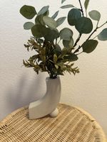 Moderne Vase weiss mit Kunstpflanzen neuwertig