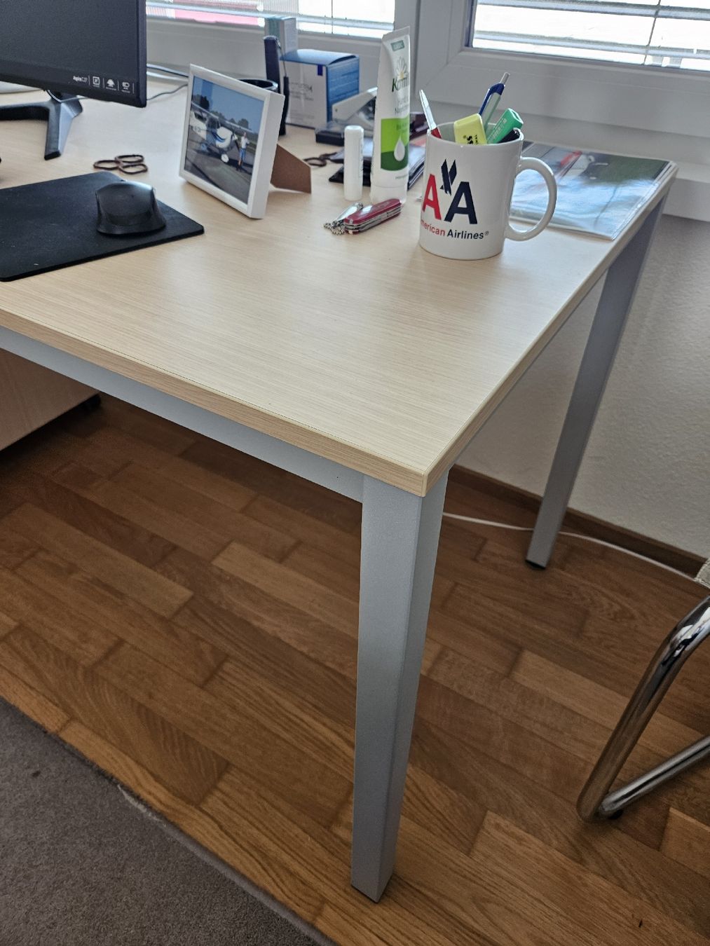 Bureaux: Schreibtisch mit Rollkorpus – D'occasion à Obfelden par HBCQW 1