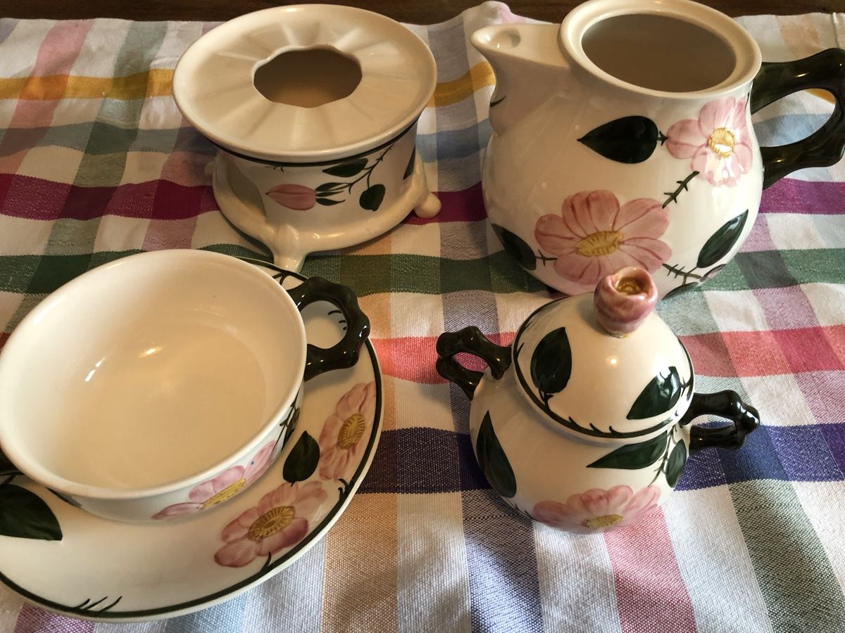 Set di piatti: Geschirr mit Wildrosen-Muster – Usato da Basel venduto da salvagi