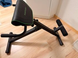 Verschiedene Fitnessgeräte und Hanteln