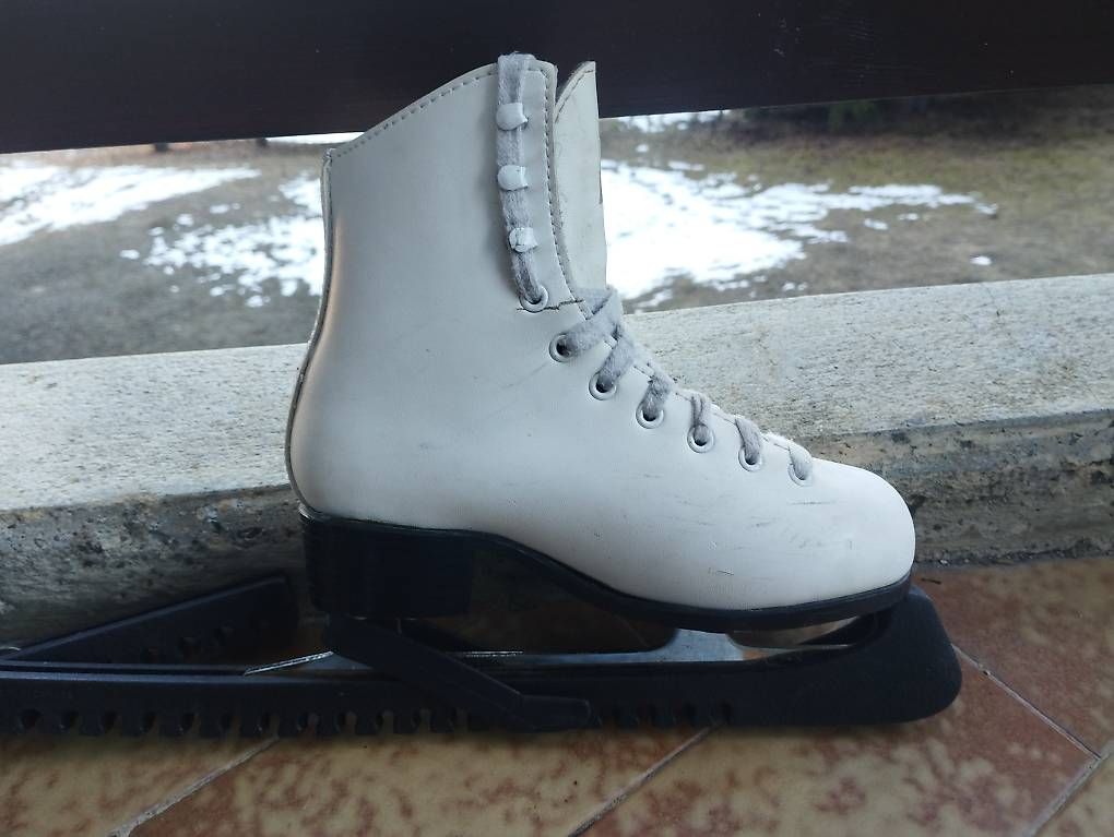 Pattini da ghiaccio: Patin à glace enfants taille 33 – Usato da Cudrefin venduto da Titanium01 1