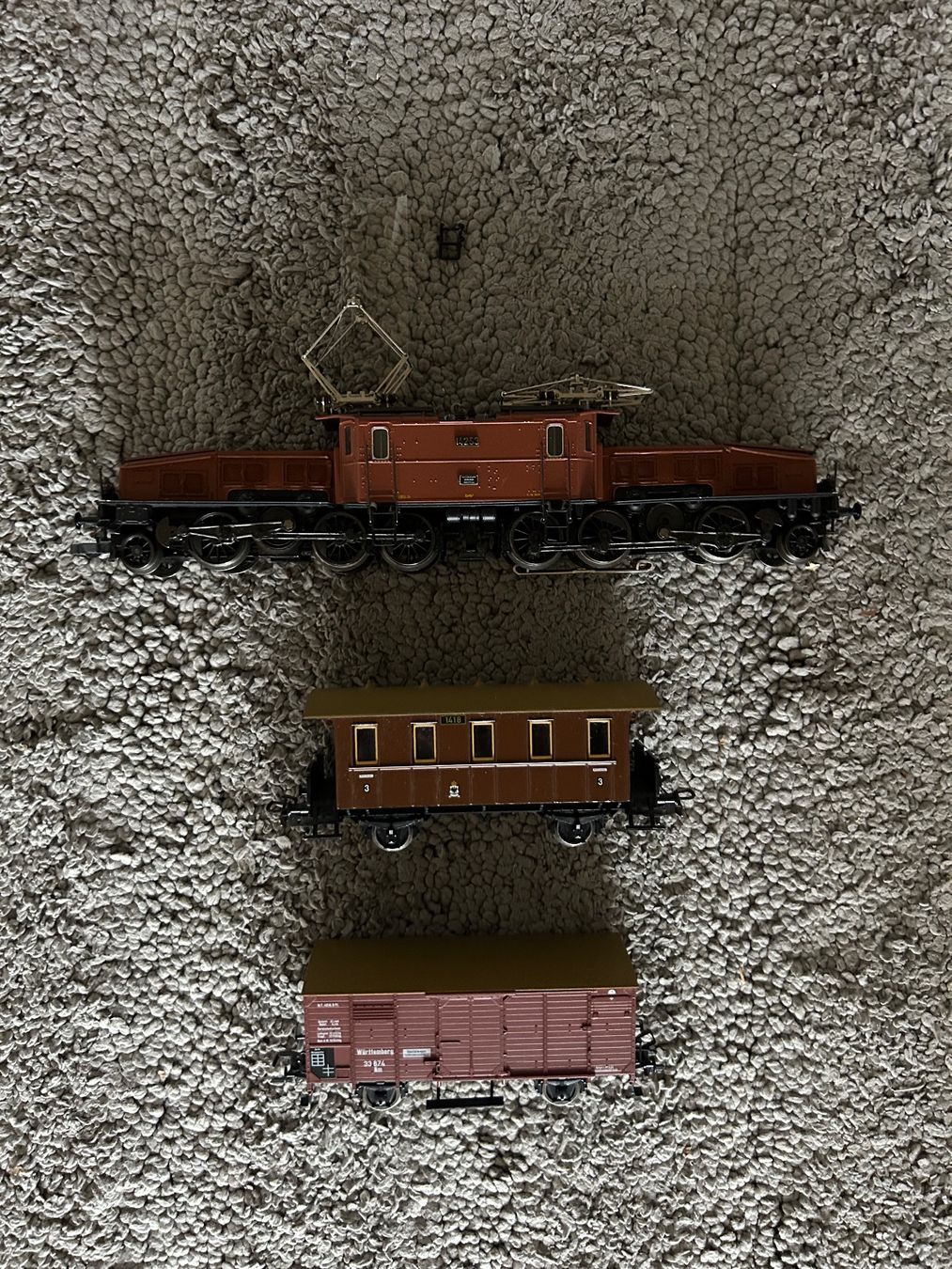 Roco Modellini di ferrovie: Roco Lok Krokodil mit 2 Güterwagen – Usato da Reiden venduto da gvapo