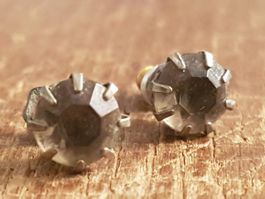 Ohrstecker mit facettierten Glassteinch.