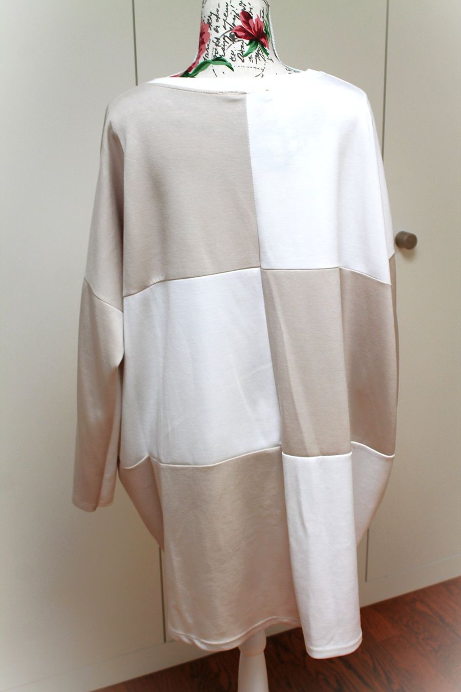 Maglioni & Felpe: Trendiger leichter Pullover, Beige/Weiss, Oversize Look – Nuovo e nell'imballaggio originale da Hüttwilen venduto da pinti55 3