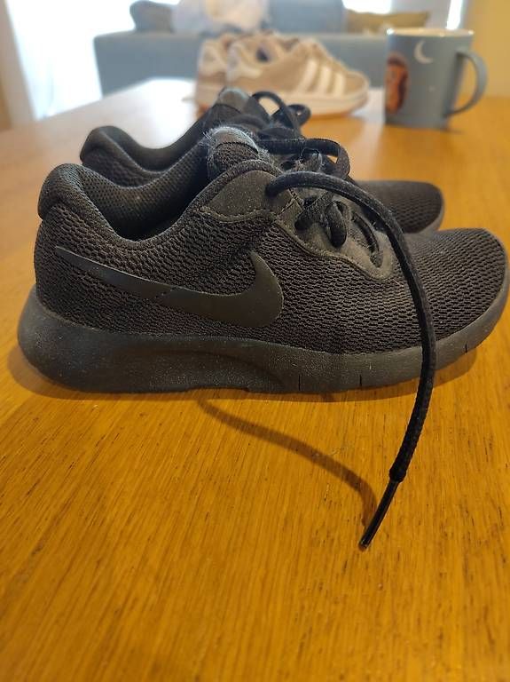 Chaussures garçon: Chaussures Nike enfants  – D'occasion à Brent par verbouxjeremy