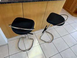 3 Barhocker mit Metallgestell und Lederkissen