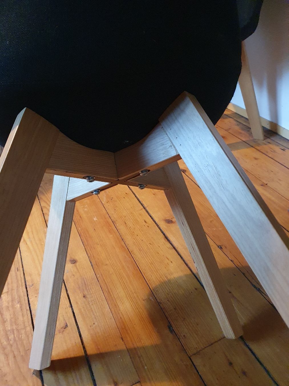 Stühle: 6 schwarze Stühle Stoff & Holz  – Gebraucht aus Grindel von Liliane6 2