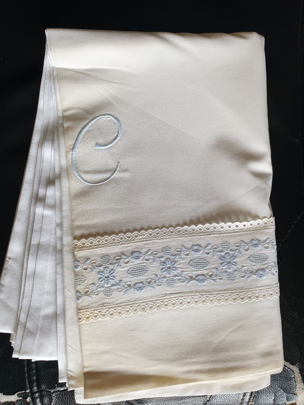 Biancheria da letto: Bestickte Bettwäsche weiss mit Monogramm "LE" – Usato da Reinach BL venduto da Silvester1900