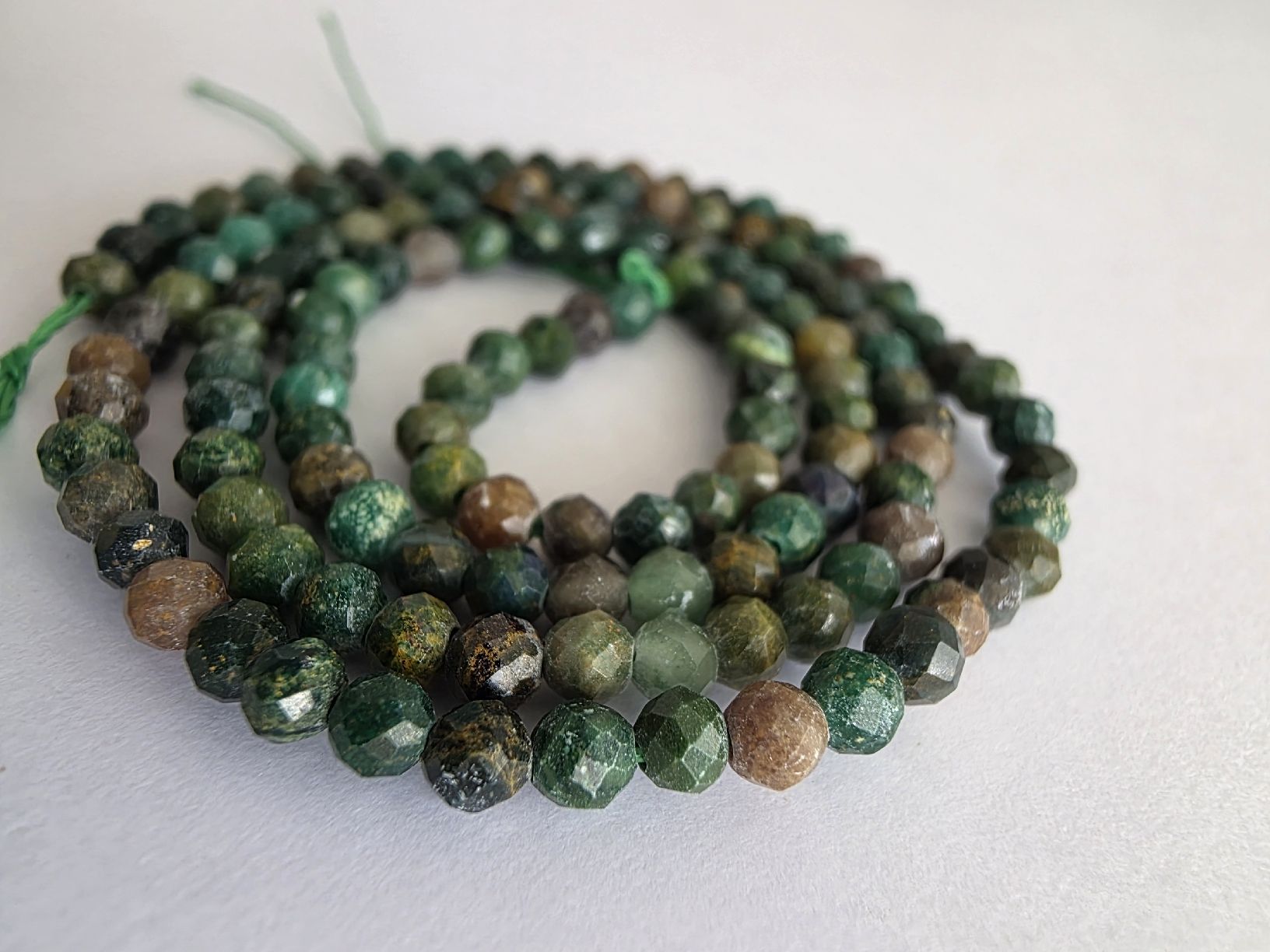 Minerali & Pietre curative: Smaragd (Emerald)facettiert ca. 3mm.  Strang – Nuovo e nell'imballaggio originale da Menziken venduto da Mirager