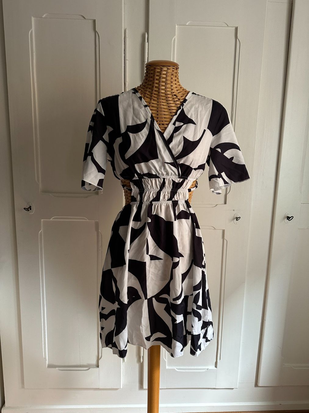 Shein Kleider: SHEIN - Kleid schwarz-weiss gemustert 36 – Gebraucht aus Zürich von Diazaio