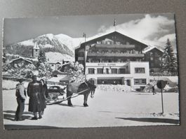 KLOSTERS - HOTEL ALPINA - BELEBT - PFERDESCHLITTEN