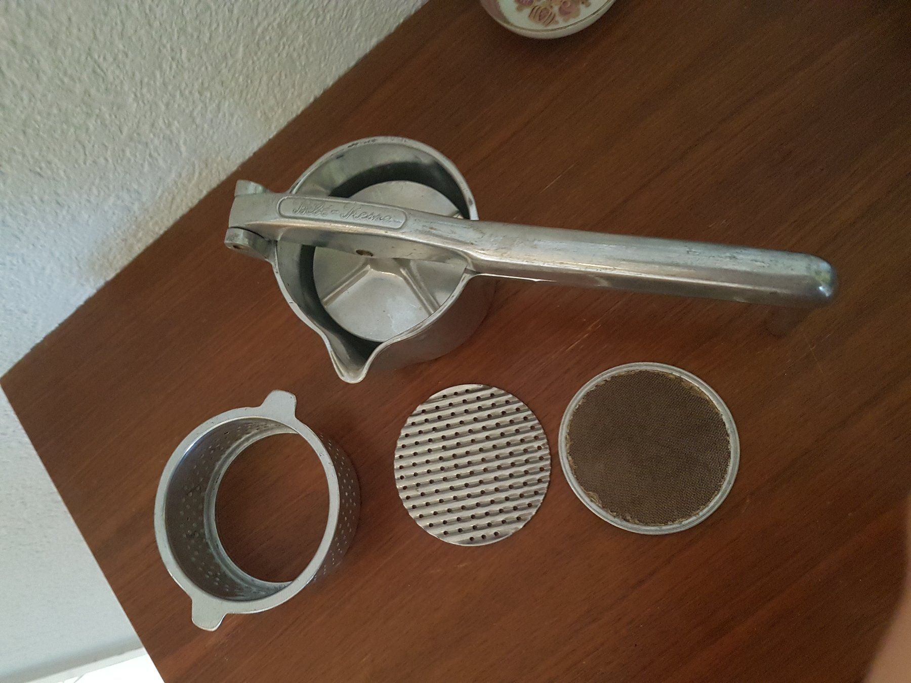 Elettrodomestici da cucina: Saftpresse Entsafter Aluguss – Usato da Wallisellen venduto da Swissline11