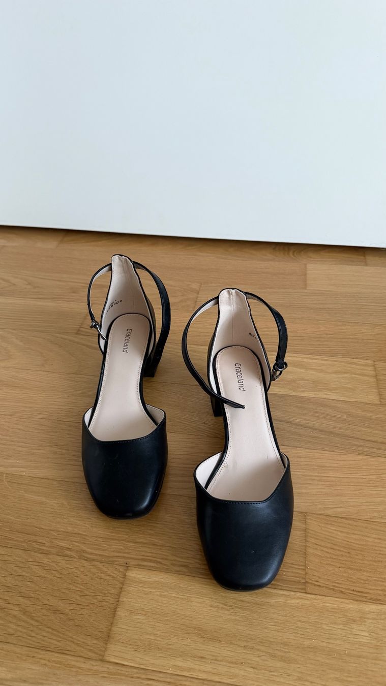 Chaussures femmes: Damen Schuhe schwarz mit Riemchen Absatz, 37 – D'occasion à Ammerswil AG par Diki.S 3