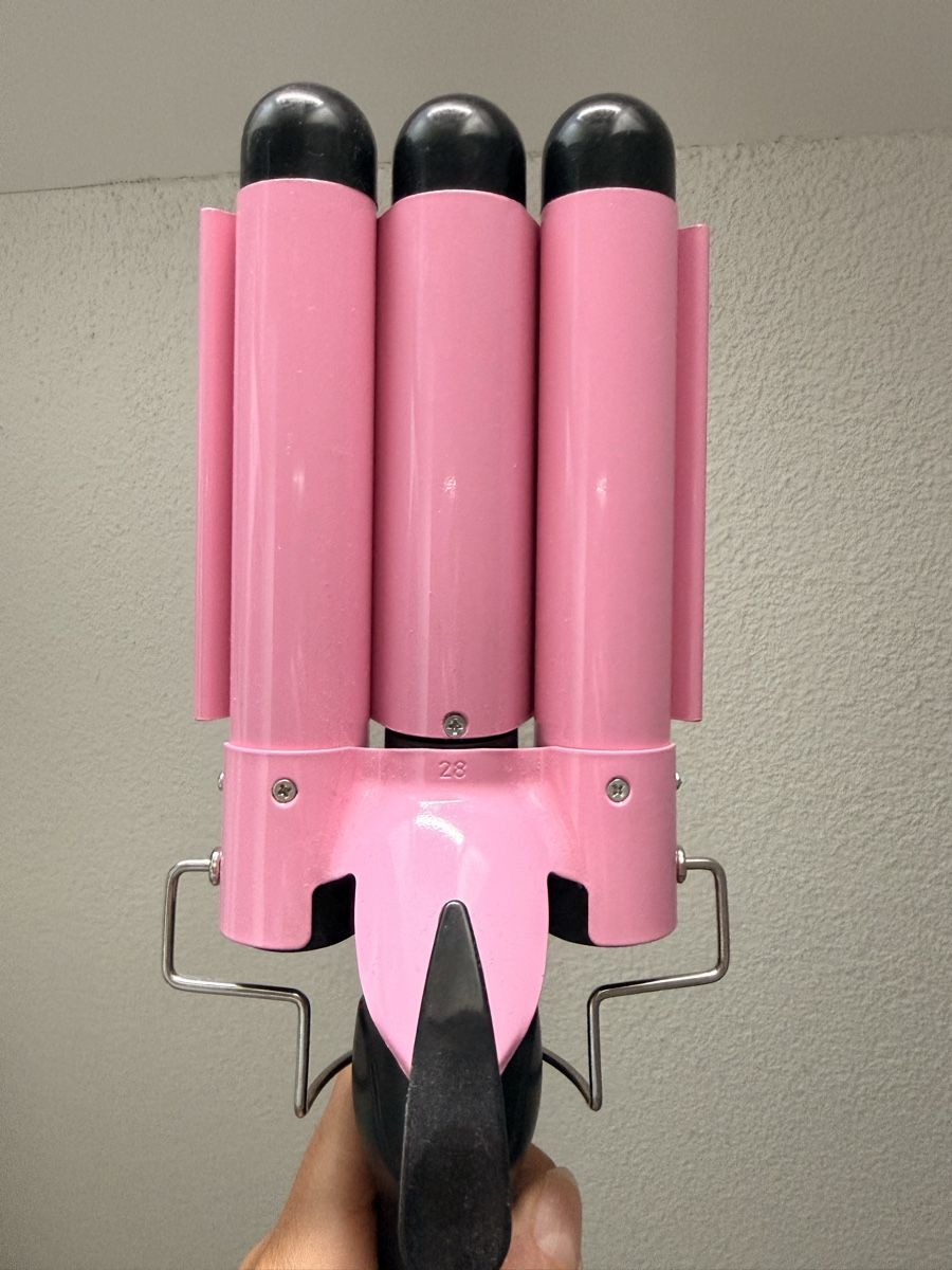 Lockenstäbe & Haarglätter: 3-BARREL HAIR WAVER PINK – Gebraucht aus Stallikon von haeppynessa 3
