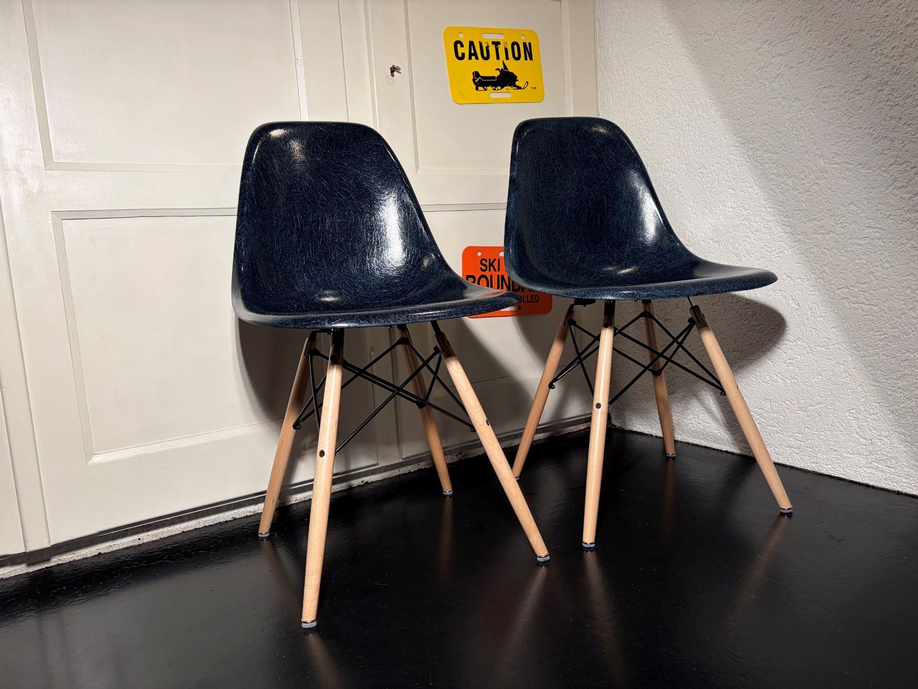 Eames Sedie: 2x Eames Vitra. Side Chairs in Navy blau – Usato da Liebefeld venduto da Dr.Eames 2