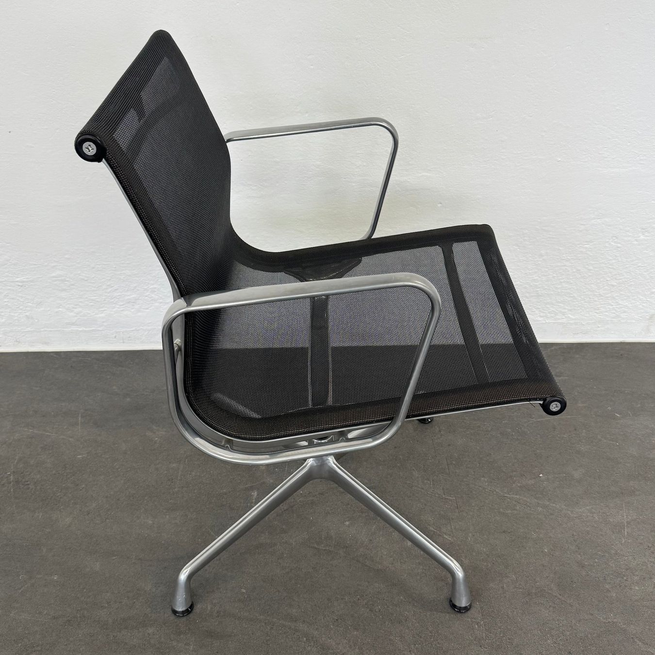 Sedie: Vitra Eames Alu Chair EA107 Netz – Usato da Schönenwerd venduto da mcofficeshop 2