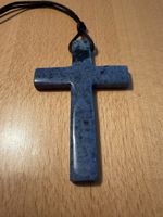 Kreuz aus Sodalith , Anhänger mit Schnur, 38g