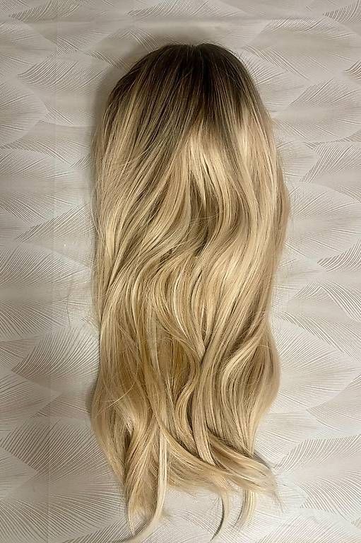 Parrucche: Kunsthaar Perrücke Blond Ombre 60 cm – Usato da St. Gallen venduto da swi_x7j2