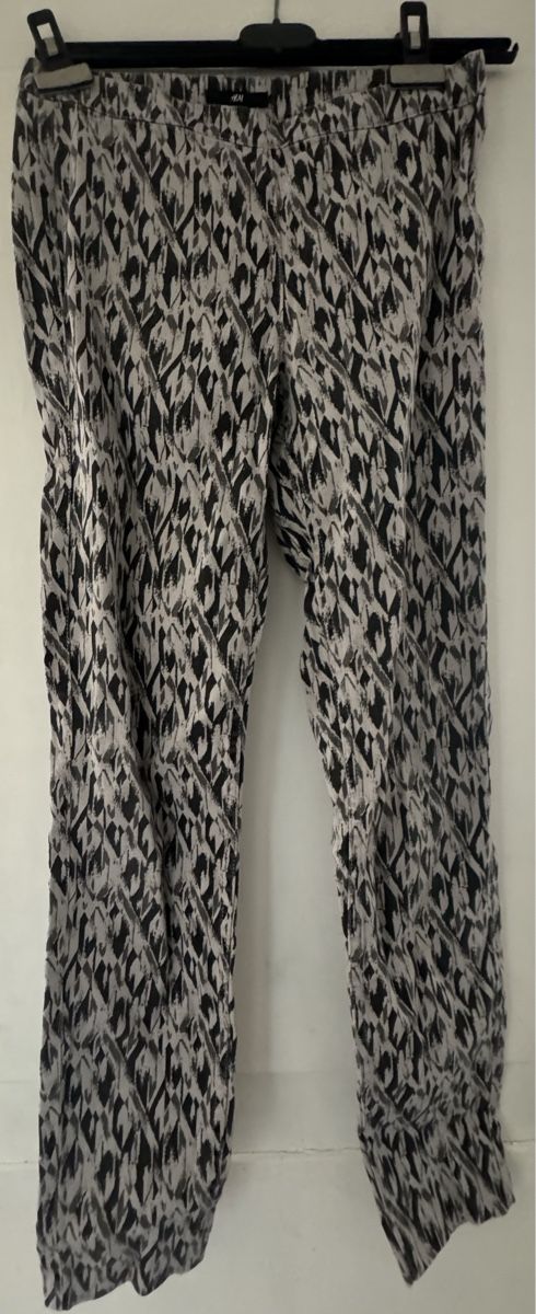 H&M Pantaloni: Stylish H&M Patterned Trousers Size 36 – Usato da Mühlethurnen venduto da Indriukas