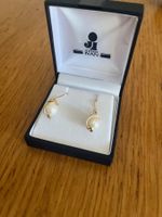 Pearl earrings in gold