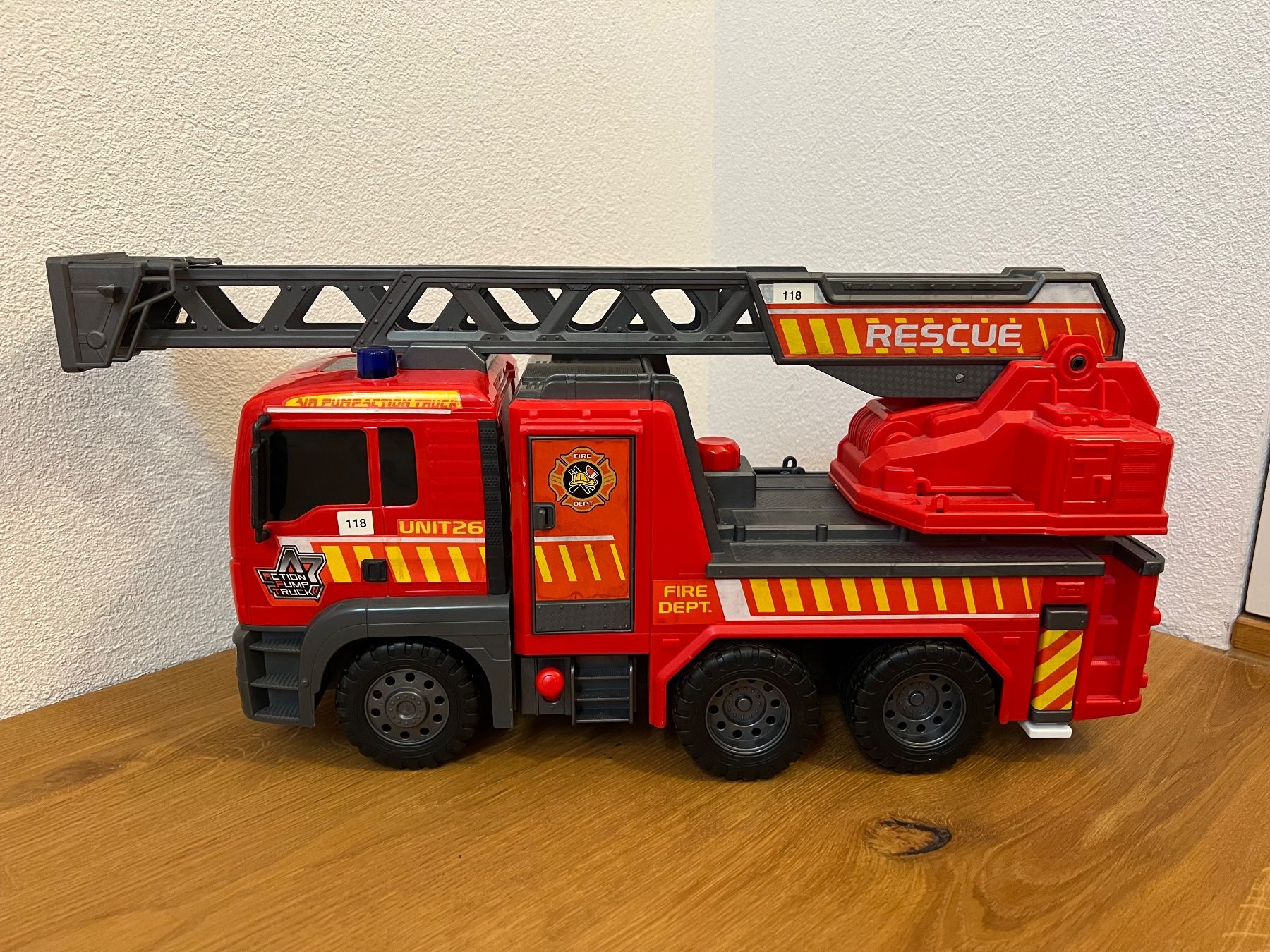 Spielzeuge: Grosses Feuerwehr-Spielzeugauto – Gebraucht aus Lengnau BE von Rubin27