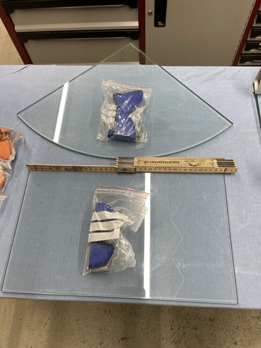 Bicchieri: Glas Tablare mit Konsolen – Usato da Grosswangen venduto da winkelfeld 3