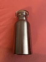 Praktische Trinkflasche aus Metall für unterwegs!