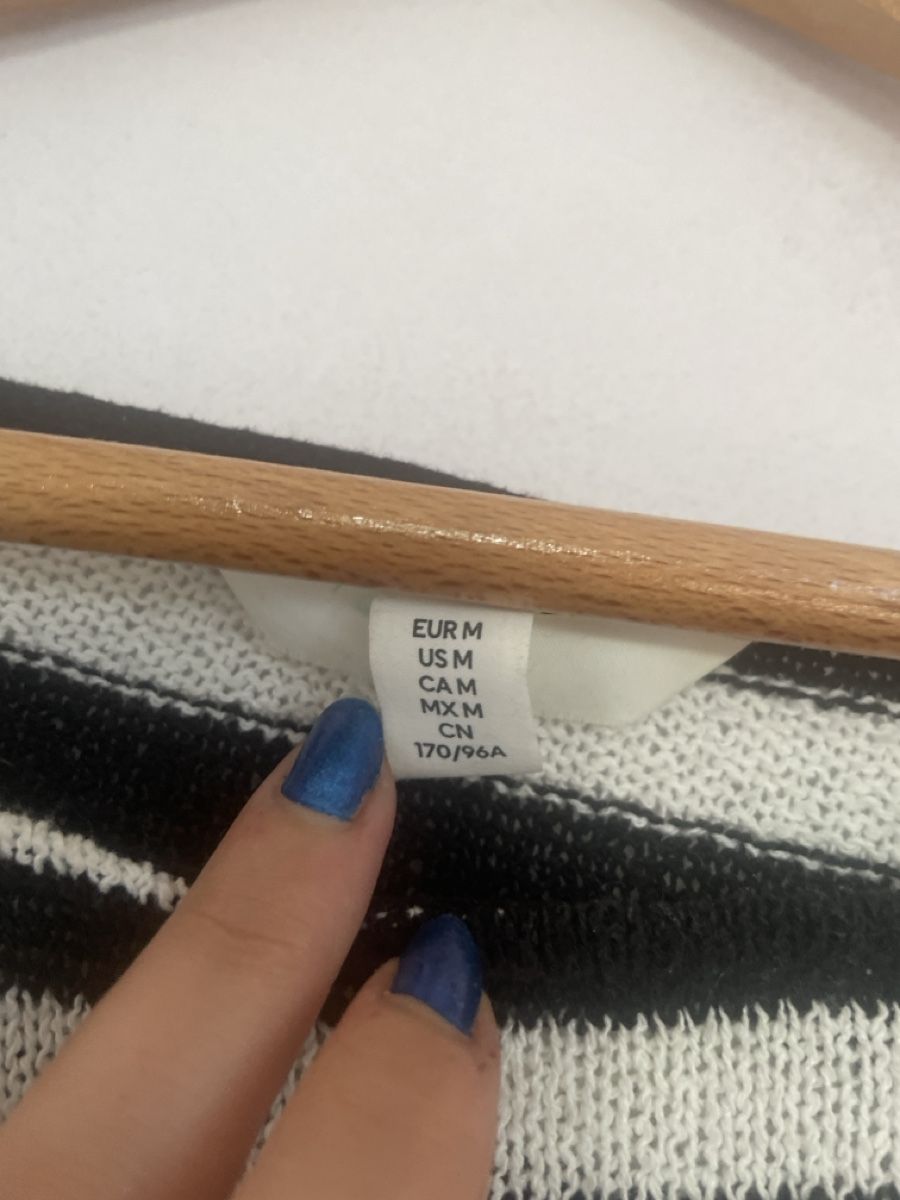 H&M Tops: Pull noir et blanc tricoté H&M – Gebraucht aus Lausanne von log_rrq7 1