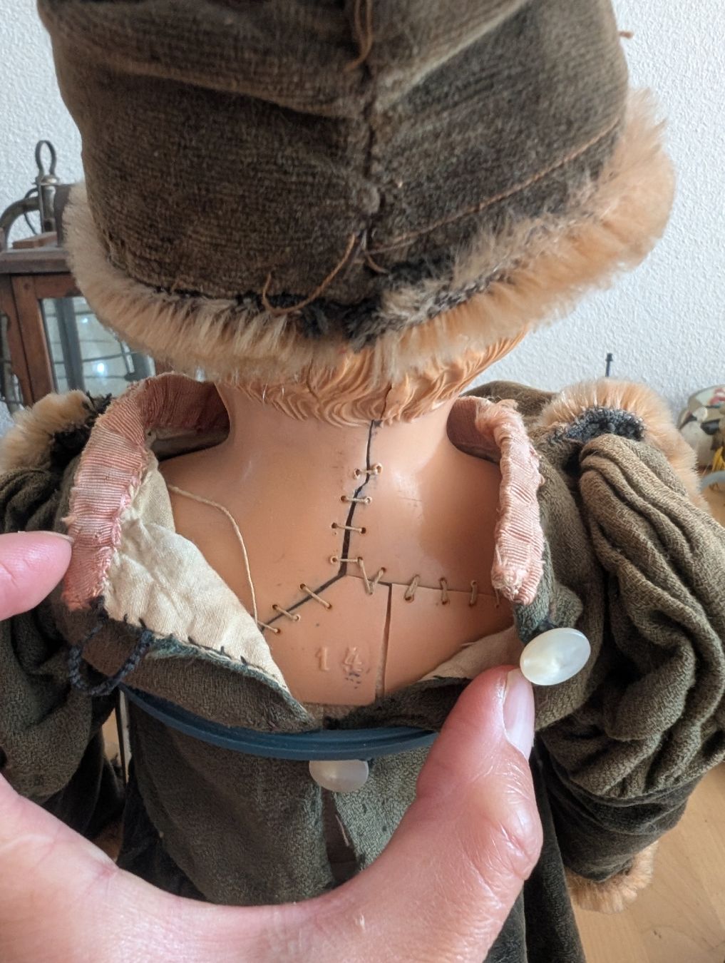Poupées: Antike Puppe mit Kleidung – D'occasion à St. Gallen par Isycheng 5