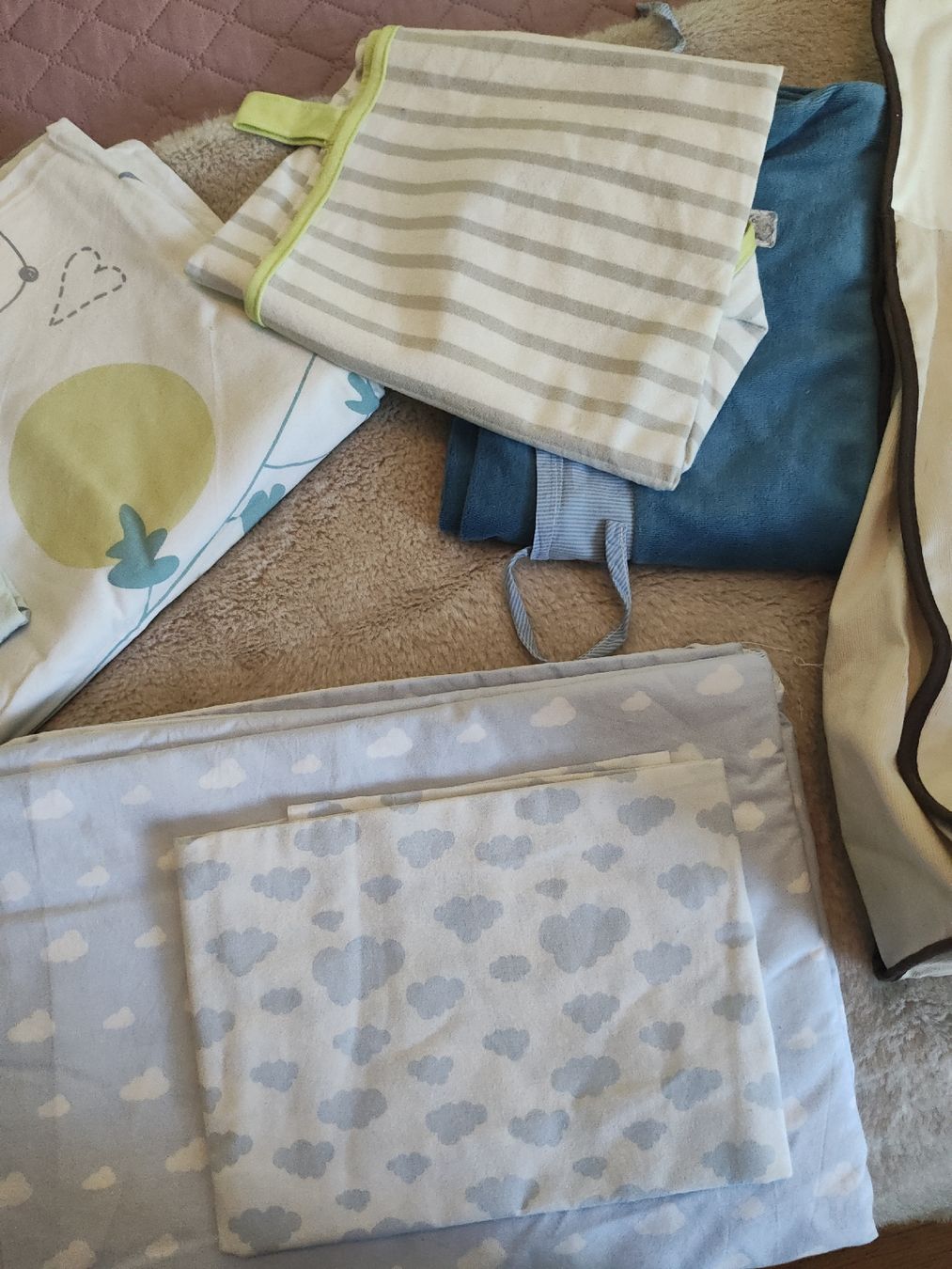 Bettwäsche: Divers pour lit de bébé  – Gebraucht aus la tour de peilz von alegre02 2