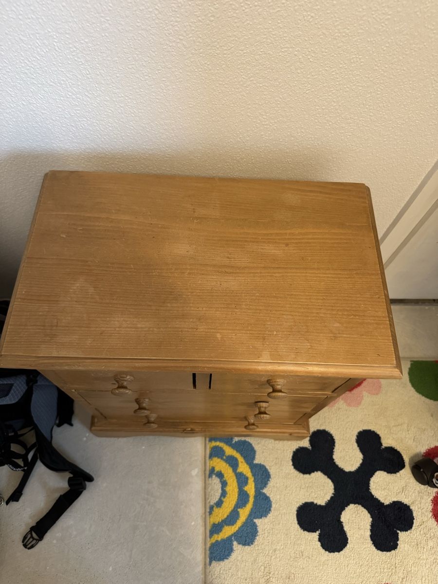 Betten: Solid pine bed and bedside table – Gebraucht aus Genolier von SwissStu 1