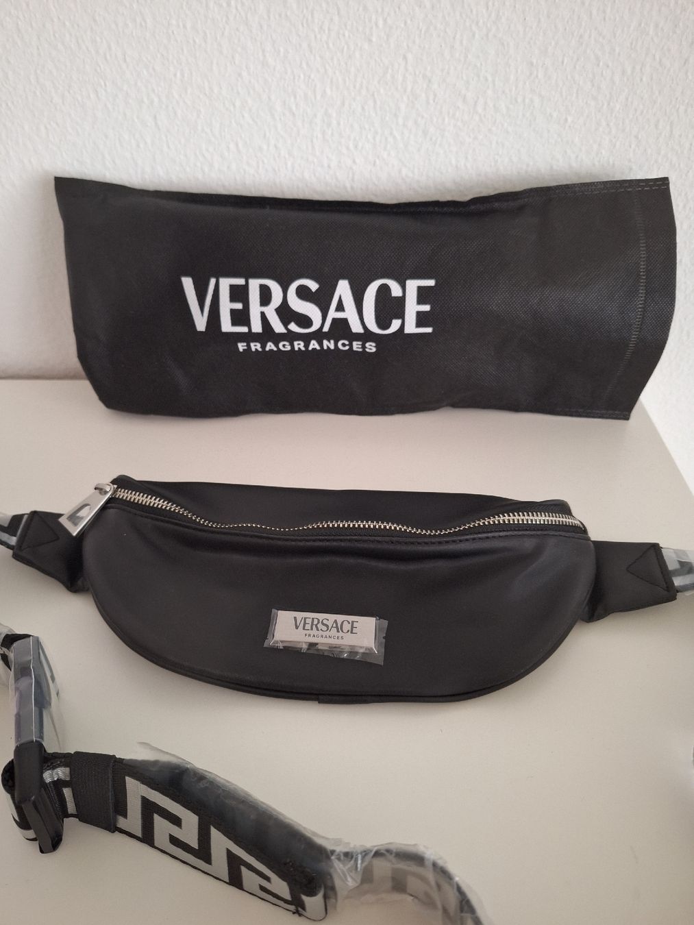 Versace Sacs femmes: Versace Umhängetasche – Neuf avec emballage d'origine à Mumpf par SwissDi