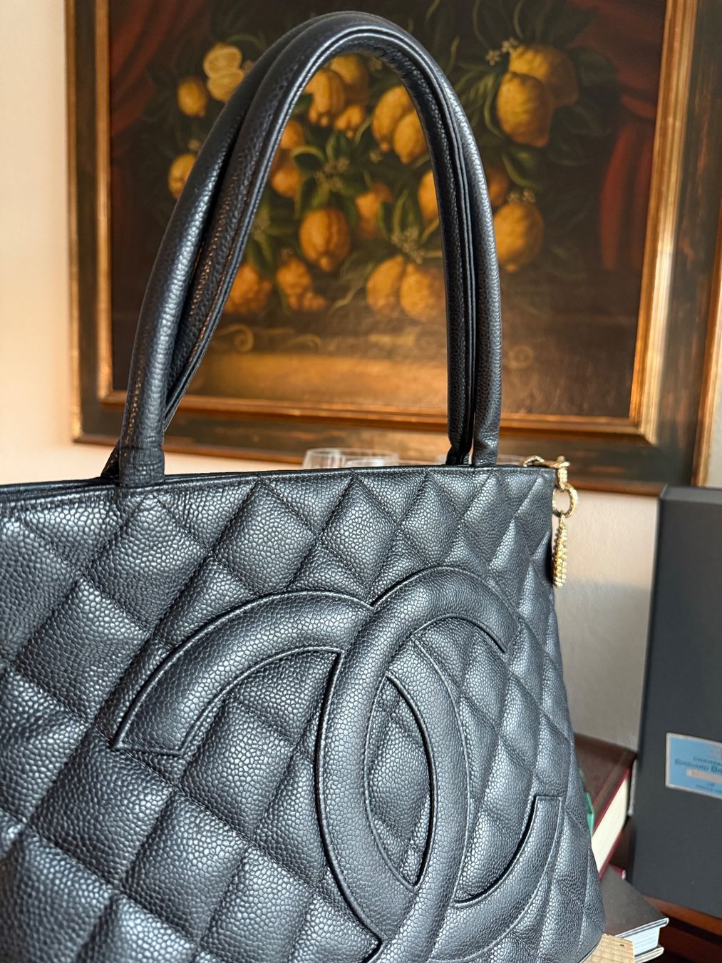 Chanel Taschen für Damen: Chanel Shopper Gestepptes schwarzes 'Caviar'-Leder – Gebraucht aus Olten von ale_nb2x 9