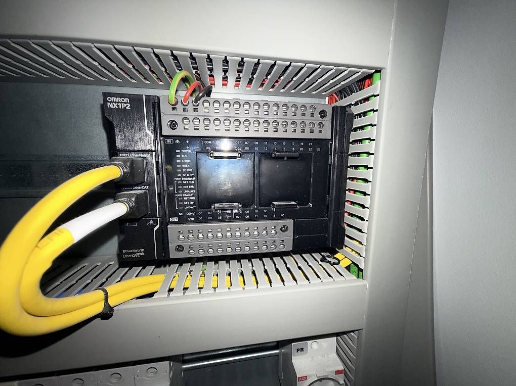 Componenti elettronici: PLC OmRon Sysmac CU2M CPU34 programmable controller – Usato da Claro venduto da Pugno67 2