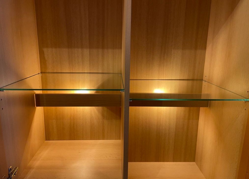 Vetrine: Holz Vitrine mit Beleuchtung, LAST CHANCE – Usato da Neuhausen venduto da kak_5bnw 1