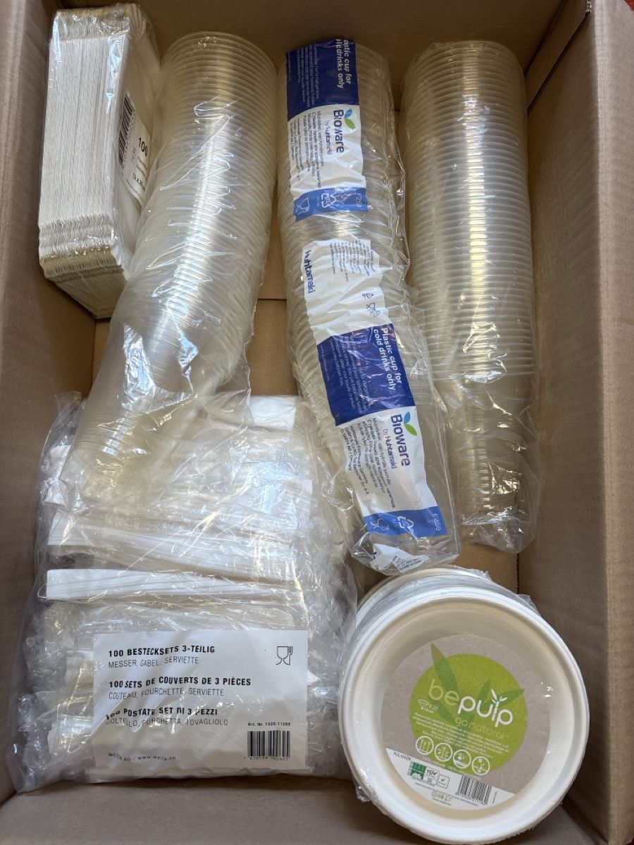 Set di piatti: Plastik und Karton Geschirr aus Events – Nuovo (secondo la descrizione) da Grenchen venduto da nethy