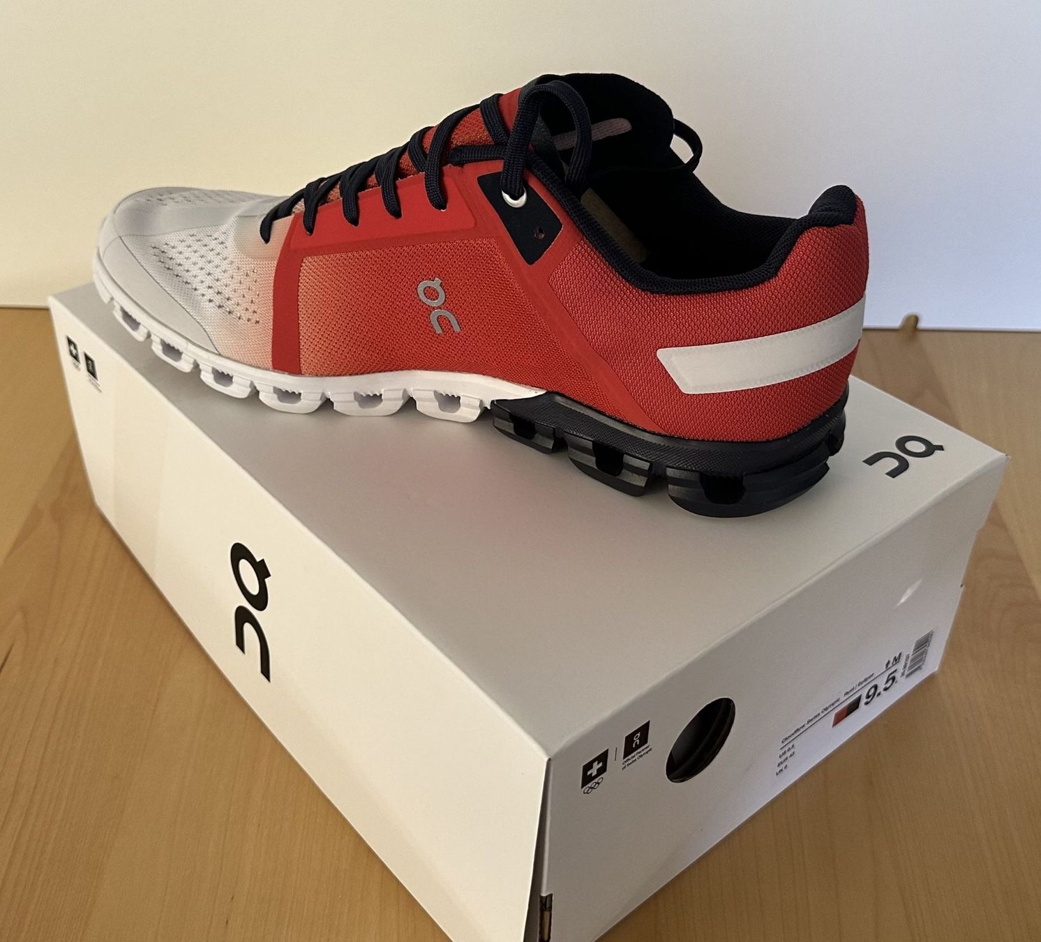 On Scarpe da uomo: ON Cloudflow Swiss Olympic, Gr. EU 43 (US 9.5) – Nuovo e nell'imballaggio originale da Dielsdorf venduto da Empowered 1