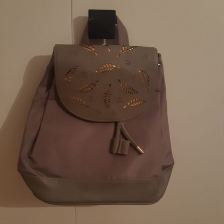 Trendiger Rucksack in Taupe mit Blattmuster - Neuwertig!