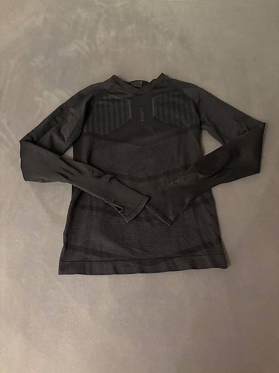 Pulls & Sweat-shirts: Schwarzes Langarm – D'occasion à Lenk im Simmental par niczbaeren