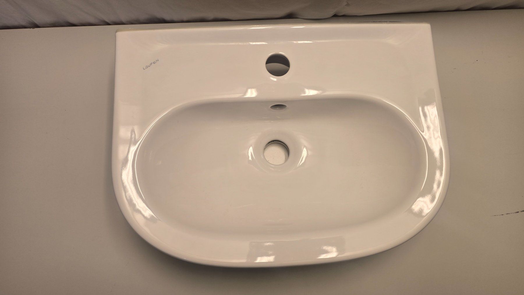 Lavabi & lavandini: Lavabo weiss mit Ablagefläche von Laufen – Nuovo (secondo la descrizione) da Zürich venduto da Bobesfee