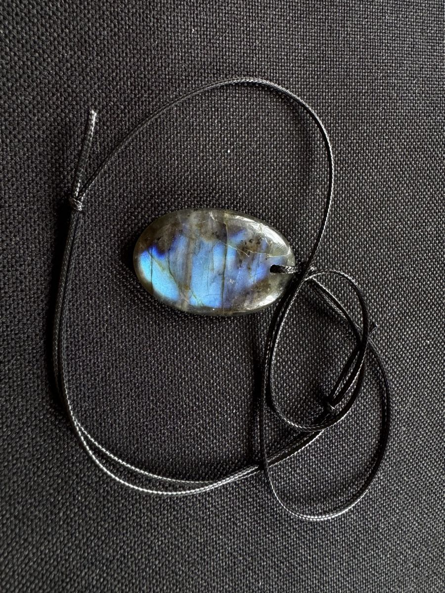 Edelsteine: Labradoritanhänger 59.70 ct – Neu und originalverpackt aus Wängi von Horus_Stone